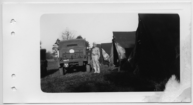 Soldato americano tra tende militari