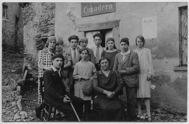 Gruppo in posa davanti alla posta di Cimadera