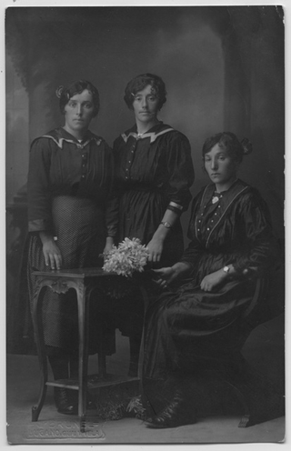 Ritratto di tre donne in un interno