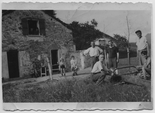 Gruppo di persone sui monti di Gola di Lago