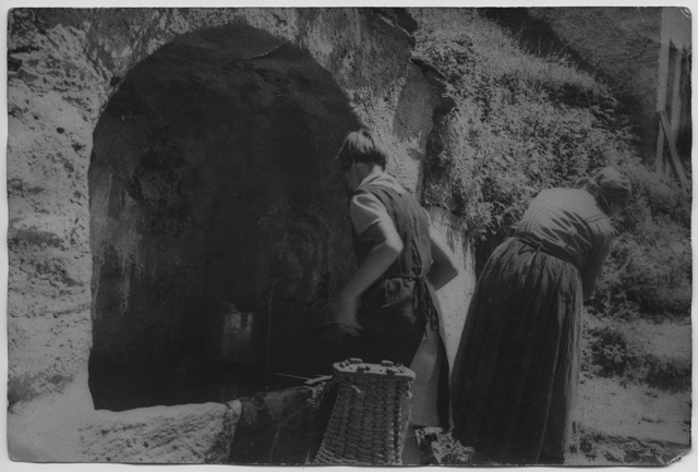 Due donne alla fontana dro León a Roveredo