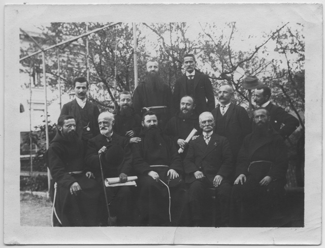 Ritratto di frati e altre persone in posa