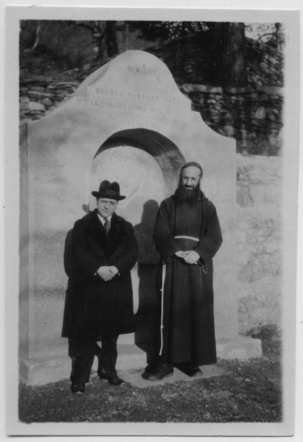Padre Bernardo da Faido e l'avvocato Giuseppe Porcari davanti alla fontana opera del Padre