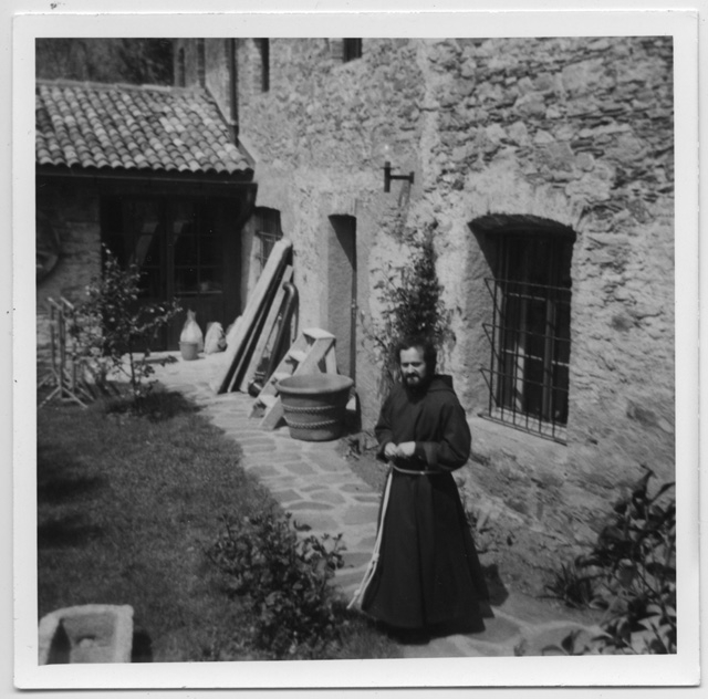 Fra' Roberto Pasotti nel giardino del Convento di Bigorio