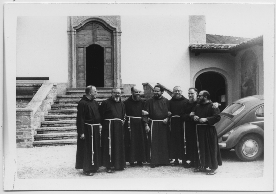 Gruppo di frati davanti al Convento di Bigorio