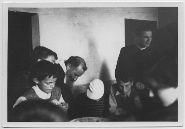 Ritratto di frate con bambini all'interno del Convento