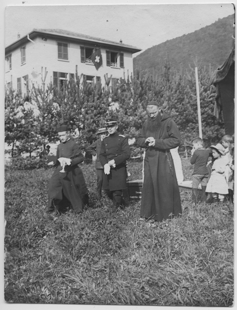 Frate e prete preparano una messa da campo