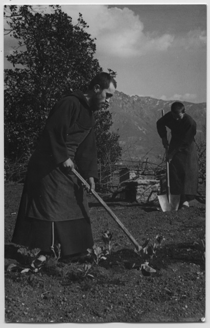 Fra' Giovanni e un novizio al lavoro nell'orto del Convento di Bigorio