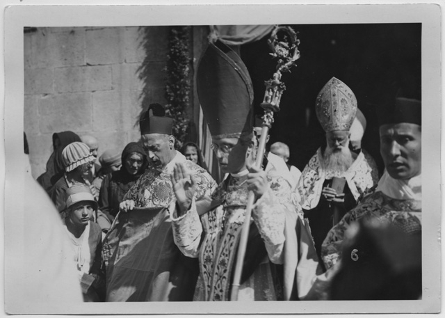Monsignor Aurelio Bacciarini all'uscita della chiesa di S. Francesco benedice la folla