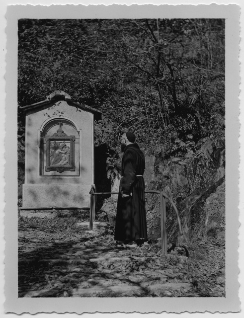 Ritratto di Padre Domenico davanti a una stazione della Via Crucis di Bigorio
