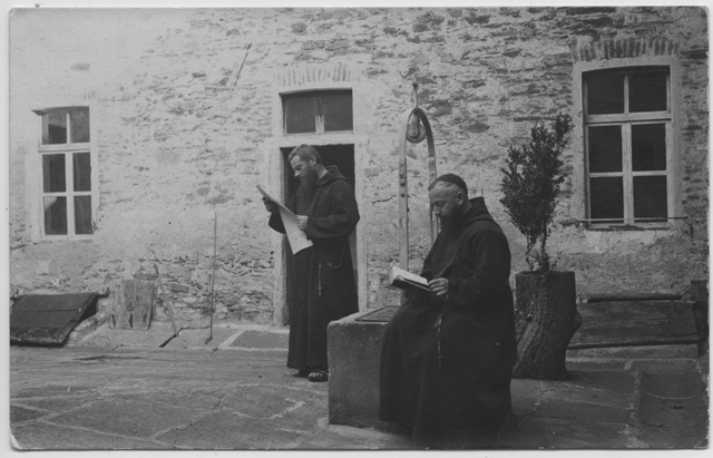 Ritratto di due frati mentre leggono nel chiostro del Convento