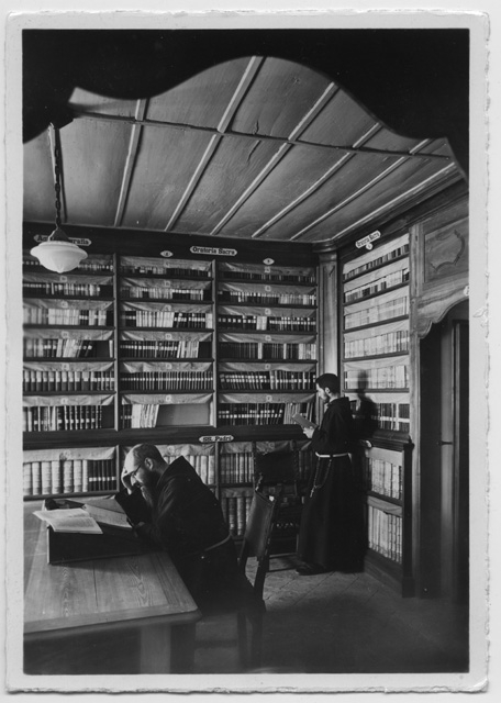 Due frati mentre leggono nella biblioteca del Convento