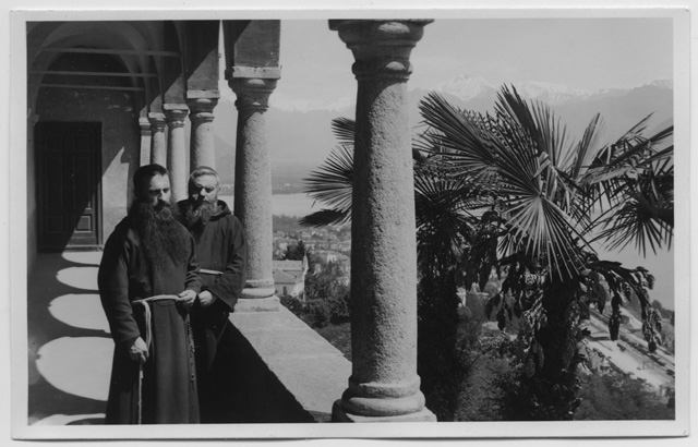 Ritratto di due frati sotto i portici della Basilica della Madonna del Sasso