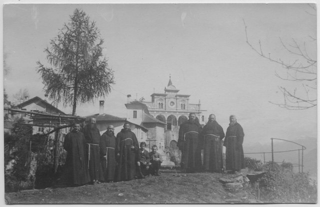 Ritratto di frati e prete davanti alla basilica della Madonna del Sasso