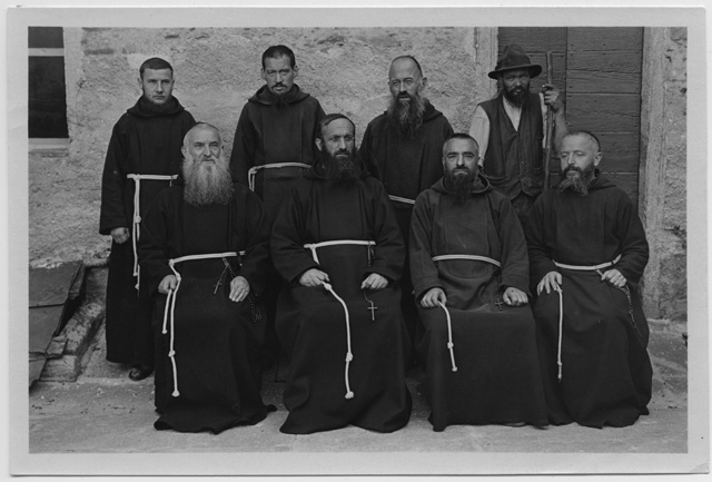 La famiglia dei frati del Convento di Bigorio in posa