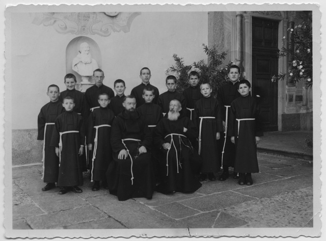 Due frati in posa con i novizi durante una visita alla Madonna del Sasso