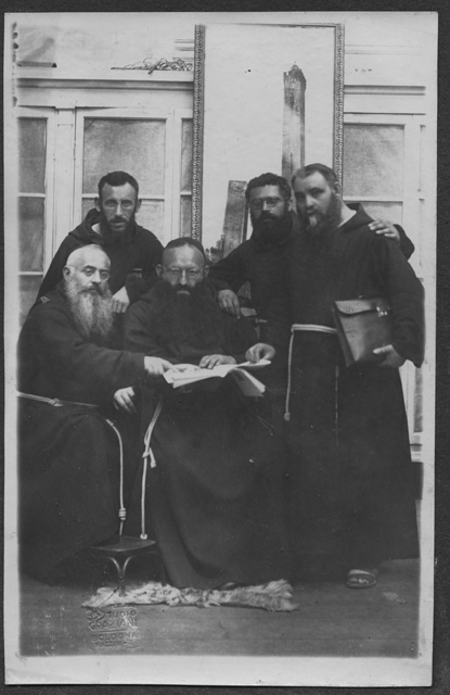 Cinque frati in posa con una rivista