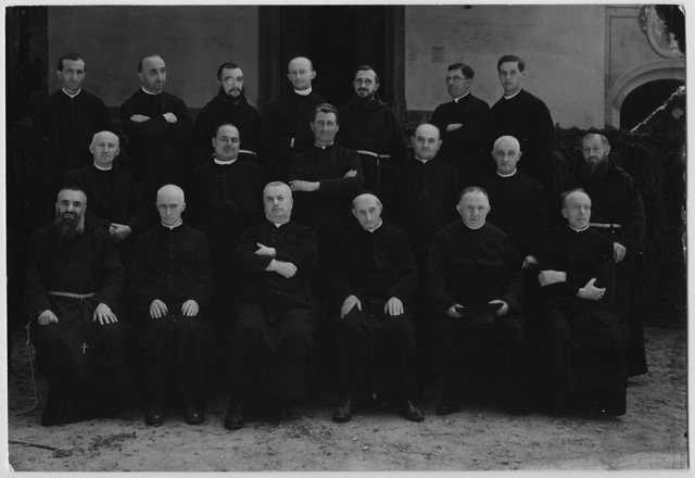 Ritratto di ecclesiastici in posa davanti al Convento di Bigorio