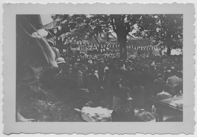 Gruppo di persone riunite sul piazzale del Convento durante la celebrazione della messa per la festa del V Centenario del Convento