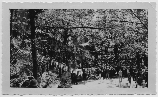 Persone riunite sul piazzale del Convento di Bigorio in occasione della festa per il V Centenario del Convento
