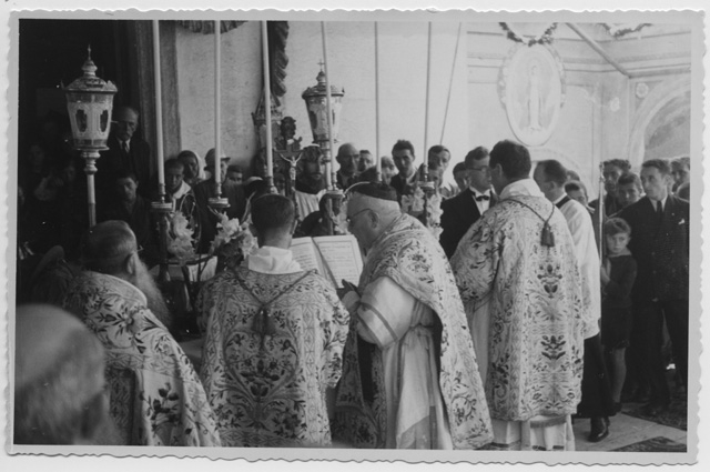 Celebrazione della messa da parte di Monsignor Noseda in occasione della festa per il V Centenario del Convento