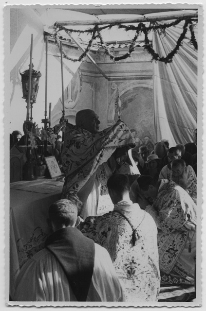 Ostensione del Santissimo da parte di Monsignor Noseda in occasione della festa per il V Centenario del Convento