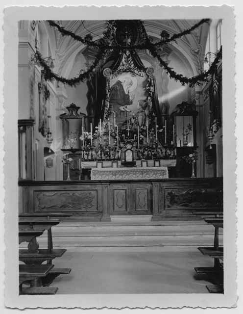 Interno della chiesa del Convento decorato a festa