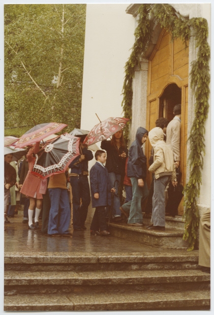 Partecipanti alla processione dell'Ascensione mentre entrano in chiesa