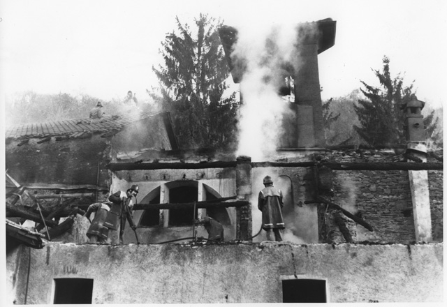 Pompieri impegnati a spegnere l'incendio del Convento di Bigorio