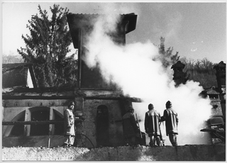 Pompieri al lavoro sul tetto del Convento di Bigorio dopo l'incendio