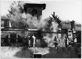 Pompieri intenti alla pulizia del tetto del Convento di Bigorio dopo l'incendio