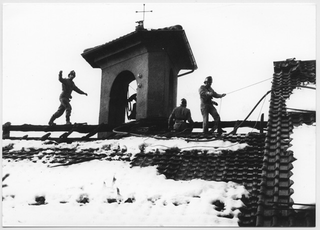 Pompieri al lavoro sul tetto del Convento di Bigorio dopo l'incendio