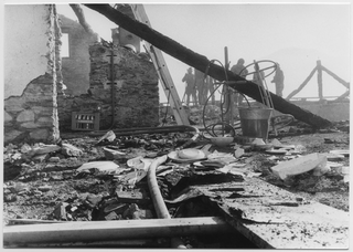 Tetto del Convento dopo l'incendio con pompieri al lavoro