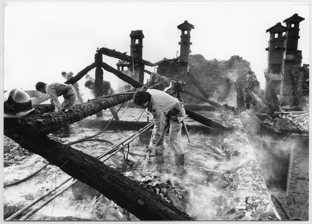 Pompieri al lavoro sul tetto del Convento di Bigorio dopo l'incendio