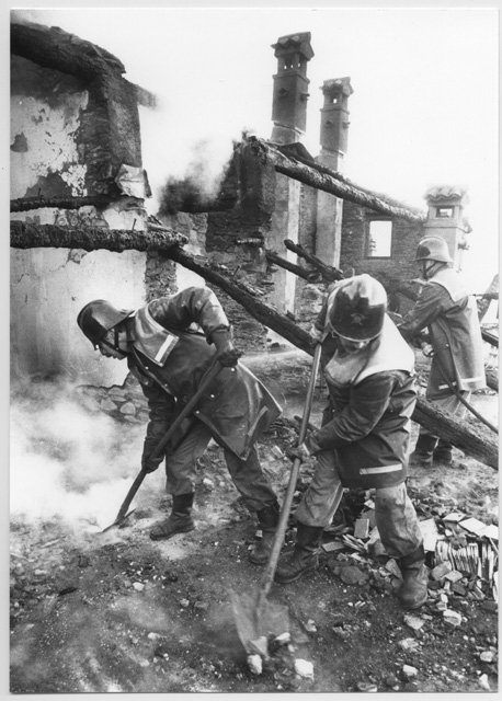Pompieri sul tetto del Convento di Bigorio che tolgono le macerie