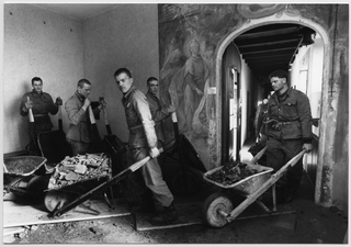 Militari mentre trasportano materiale fuori dal Convento dopo l'incendio