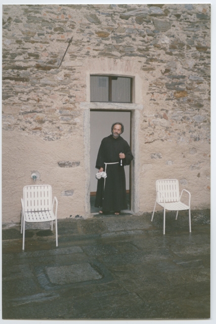 Fra' Roberto Pasotti con una bottiglia di vino in occasione della visita di Carlo Maria Martini