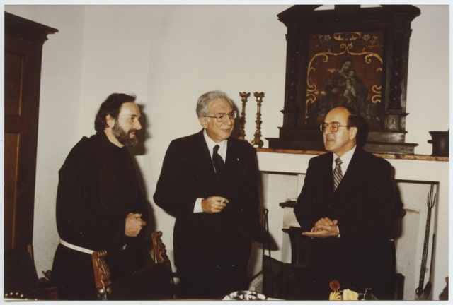 Francesco Cossiga e Kurt Furgler con Fra' Roberto Pasotti in occasione dell'incontro dei due presidenti al Convento di Bigorio