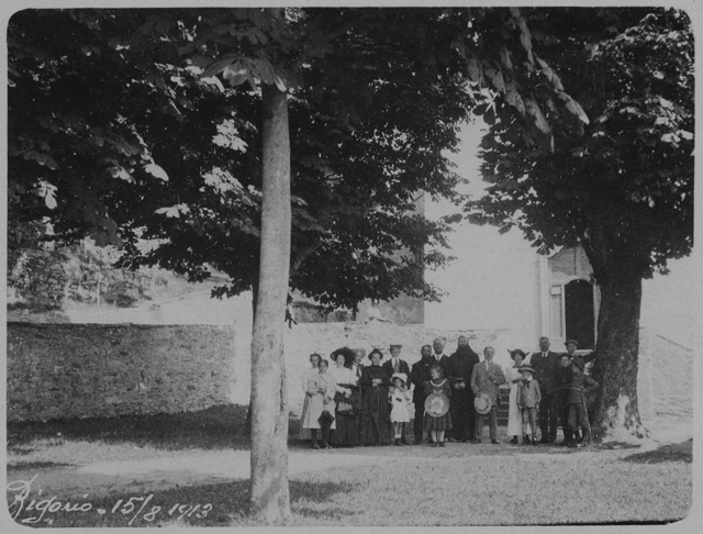 Gruppo di persone con un frate davanti al Convento di Bigorio in occasione della festa dell'Assunzione