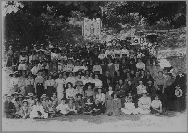 Gruppo di donne appartenenti all'Associazione Figlie di Maria in posa al Convento di Bigorio