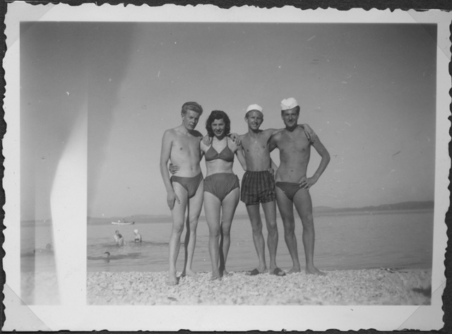 Renato Lucca con amici in vacanza al mare