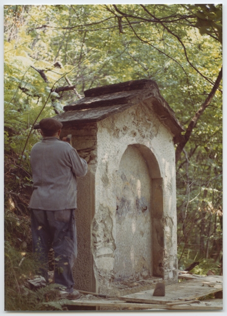 Operaio al lavoro nel restauro di una cappella della Via Crucis di Bigorio