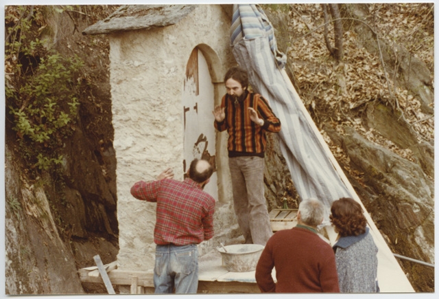 Artisti al lavoro nel rifacimento delle cappelle della Via Crucis di Bigorio