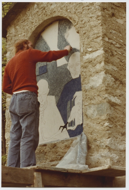 Ritratto di Gianni Paris mentre dipinge una cappella della nuova Via Crucis