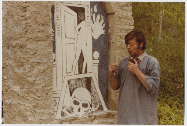 L'artista Max Läubli davanti a una cappella della Via Crucis di Bigorio appena dipinta