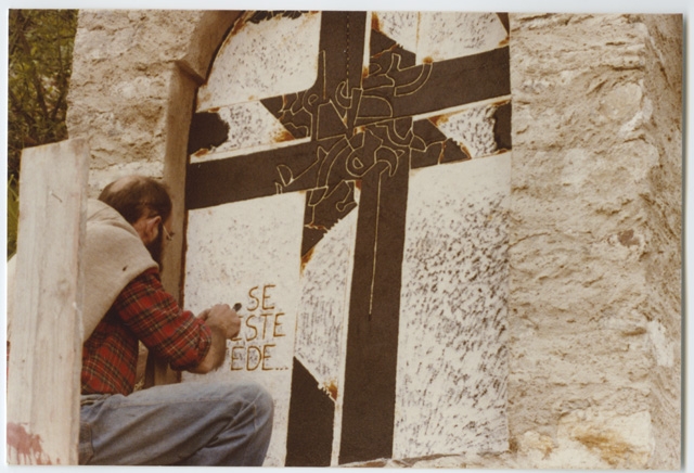 Carlo Manini al lavoro nella realizzazione di una cappella della nuova Via Crucis di Bigorio