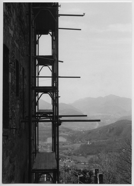 Ponteggi per i lavori di manutenzione delle finestre del Convento di Bigorio