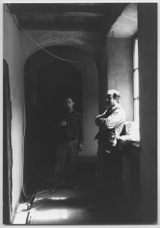 Due operai in pausa durante i lavori di restauro del Convento di Bigorio