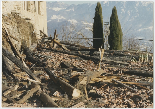 Materiale di scarto nel giardino del Convento durante i restauri