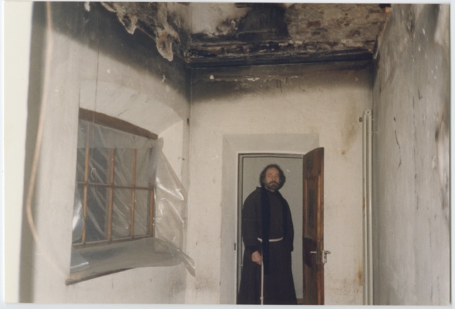 Fra' Roberto Pasotti nel coretto del Convento dopo l'incendio